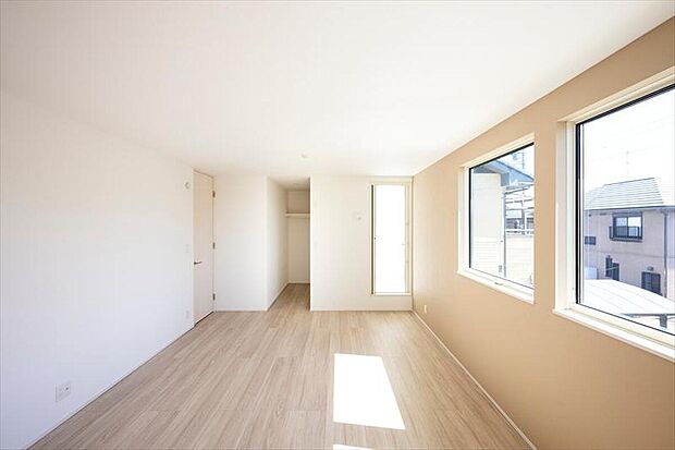 間仕切り次第で1部屋から2部屋に変更可能な仕様です。お子様の成長やライフスタイルの変化に合わせ、柔軟にお部屋の数を変えられます。