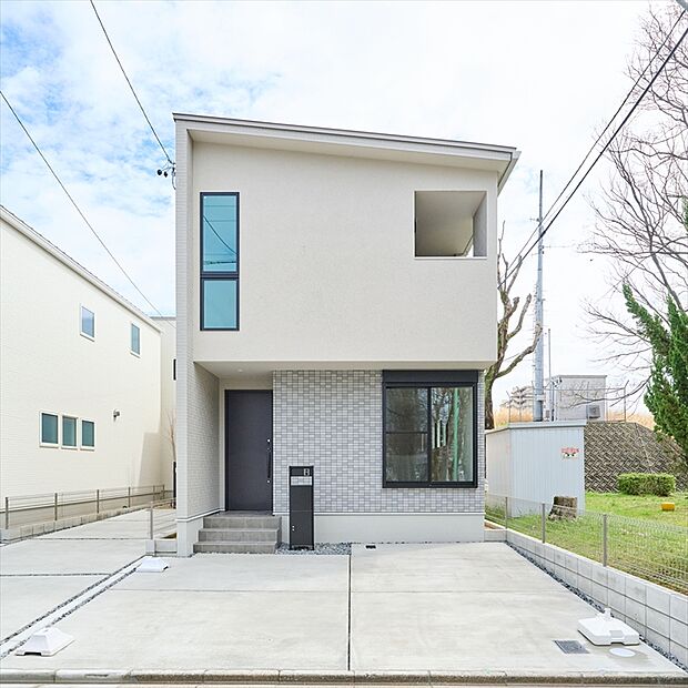 【A棟】外壁には天然木・タイル・塗り壁などの本物素材を使用。街並みの統一感と、各棟の個性を演出しています。
