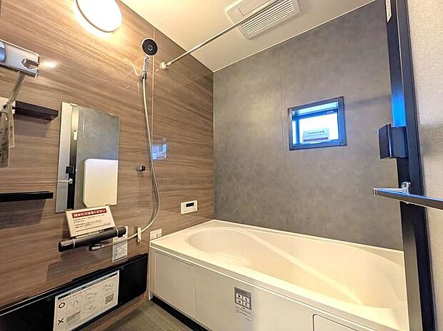 【浴室】浴室（施工例）浴室には小窓を設置。換気扇を利用しなくても空気の循環ができ浴室内を清潔に保ちます。