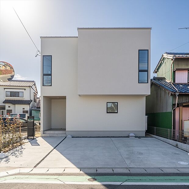 【現地外観写真】外壁の一部を塗り壁で施工。職人の手でひとつひとつ造られている唯一無二の外壁は見る人が羨む存在感です。※現地写真：2026/1撮影