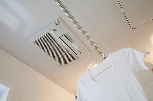 【■浴室暖房乾燥機■】浴室暖房乾燥機を完備。梅雨の時期や花粉シーズンなどの季節・天候を問わず洗濯物を乾かすことができます。(施工例写真)