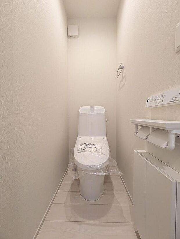 【トイレ】B棟トイレ（2026年4月）撮影
トイレは節水タイプ。タンク一体型のフチレス形状でお掃除もラクラク。