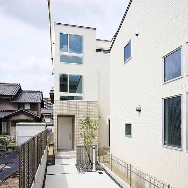 【現地外観写真】プライバシー性が高く、リビングダイニングに光が入る設計で建築されています。現地（2026年8月）撮影