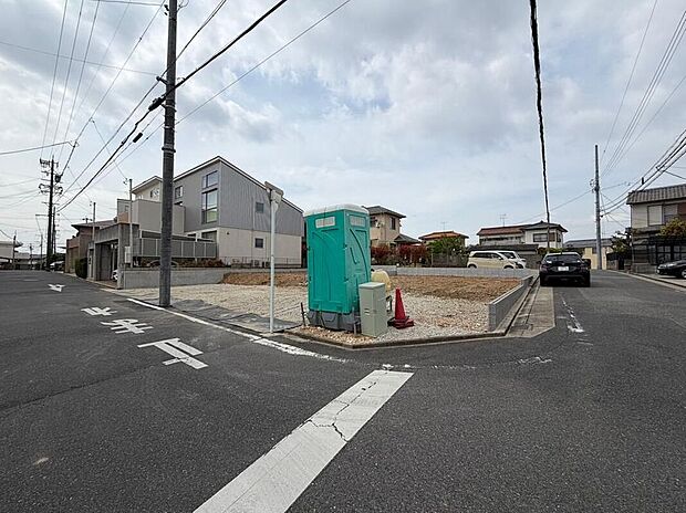 【前面道路含む現地写真】2面が道路に面した開放的な角地。現地（2026年4月）撮影　現地