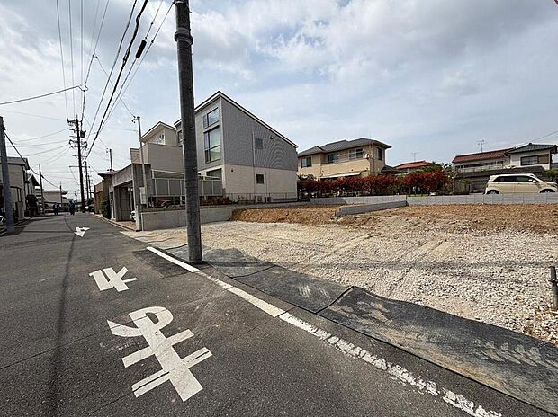 【前面道路含む現地写真】前面道路幅員5.4ｍにつき、開放感あふれる住環境。　現地（2026年4月）撮影