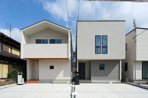 【現地外観写真】外壁には天然木・タイル・塗り壁などの本物素材を使用。街並みの統一感と、各棟の個性を演出しています。