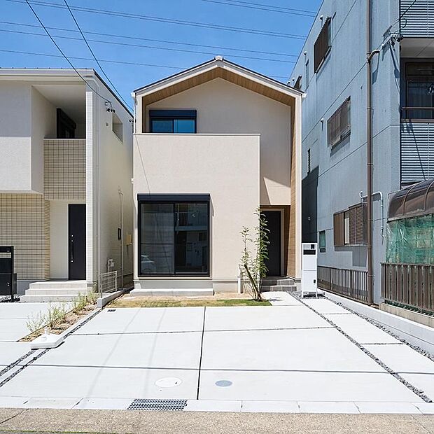 【現地外観写真】【A棟】
外壁には天然木・タイル・塗り壁などの本物素材を使用。街並みの統一感と、各棟の個性を演出しています。