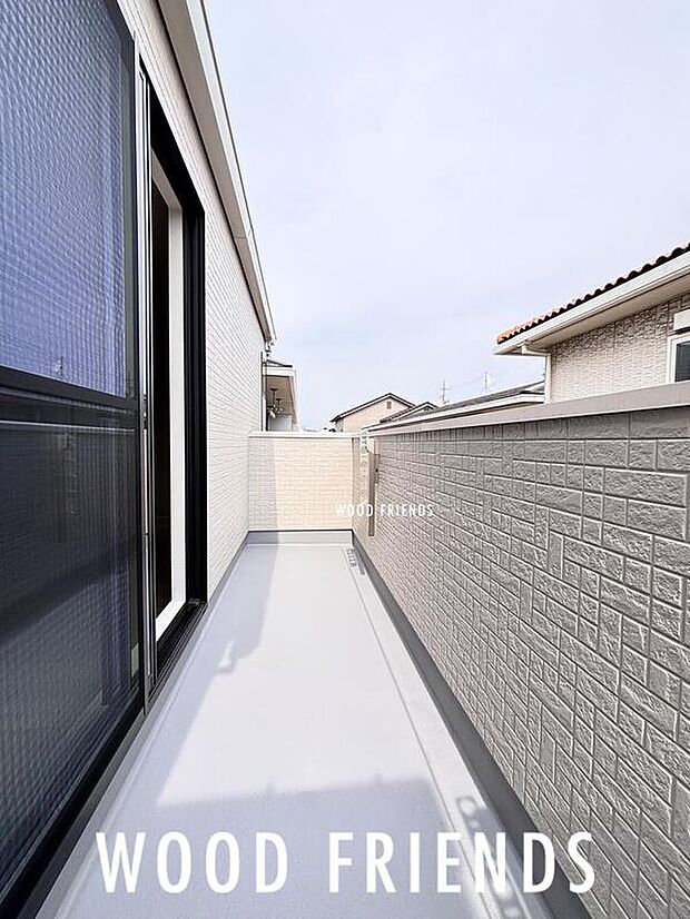 【バルコニー】南からの陽光が降り注ぐバルコニーです。天気の良い日は真っ白のお洗濯物が似合います！