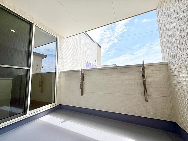 【バルコニー】屋根のあるインナーバルコニーは雨の日でも洗濯物が干せます。共働きのご家族には嬉しい空間です。
（2026/6撮影）