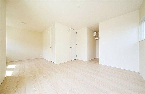 【リビング以外の居室】間仕切り次第で1部屋から2部屋に変更可能な仕様です。お子様の成長やライフスタイルの変化に合わせ、柔軟にお部屋の数を変えられます。