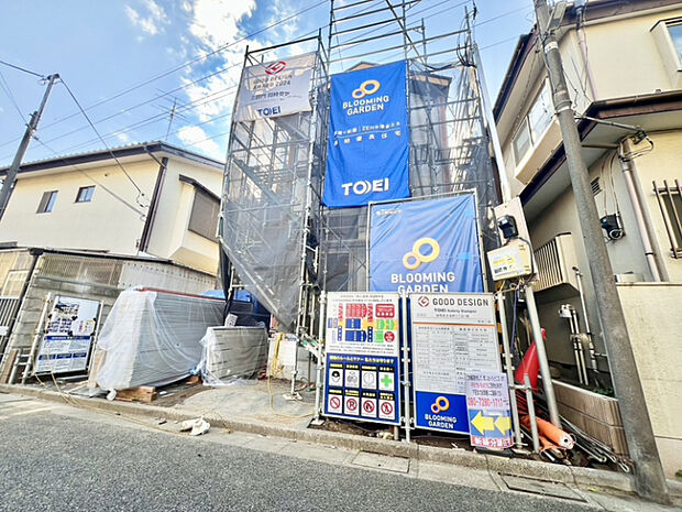 11月20日　工事進捗の様子　足場に囲われた状態で外周部の施工を実施中です。現場では工程ごとに確認を行い、丁寧で確実な作業が進められています。