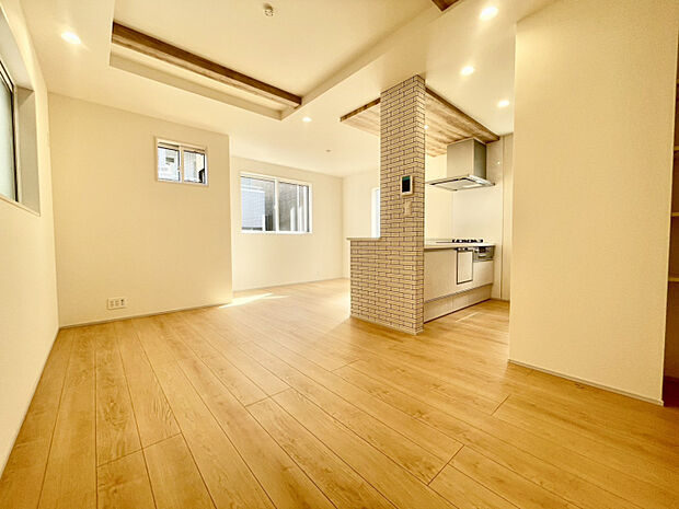 2号棟:LDK　「折上天井が描く、奥行きのあるLDK空間。」木目のアクセントと間接的な光が、上質で落ち着いた雰囲気を演出します。