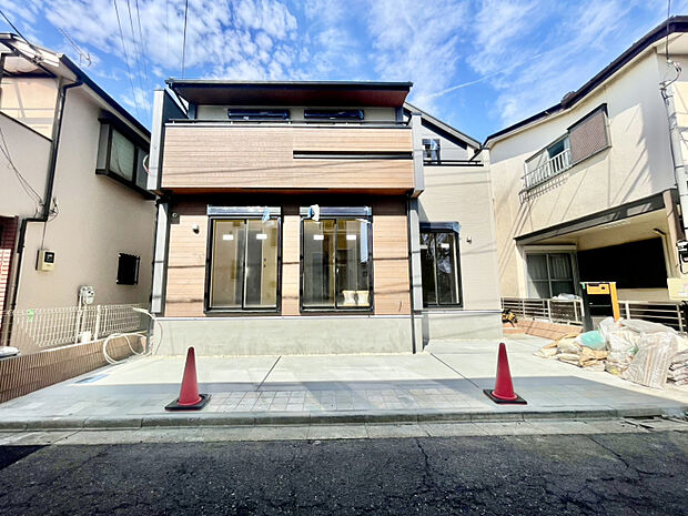 【外観】　「木目のアクセントが映える、洗練された外観デザイン。」直線を基調としたフォルムが、落ち着きと上質さを感じさせます。