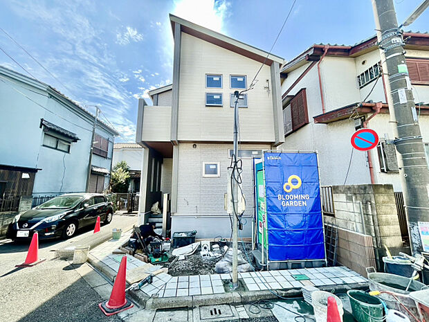 【外観】　「立体感が際立つ、洗練されたファサード。」小窓のバランスが、外観にリズムと個性をプラス。