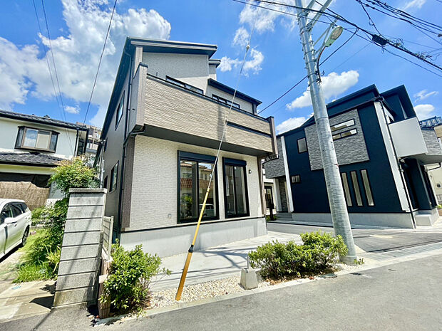 【1号棟】外観（2）　「存在感を放つ上質な佇まい」ワイドなバルコニーと落ち着いたカラーリングが調和した、存在感のある外観です。