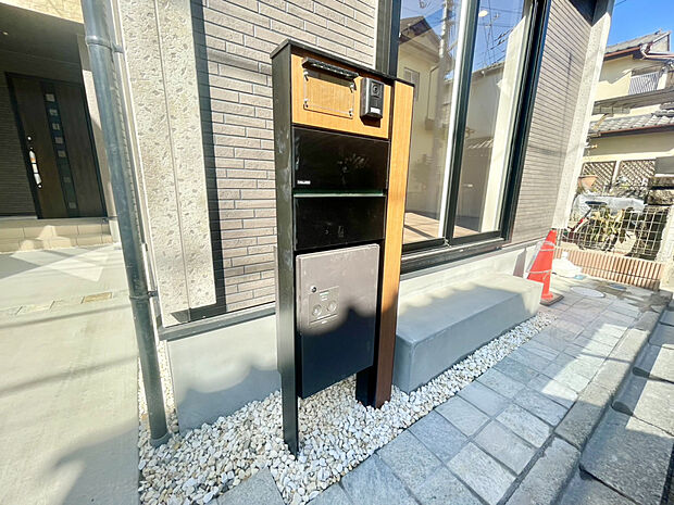 【【機能門柱】】■宅配ボックス付き機能門柱を採用。不在時の荷物受取も安心