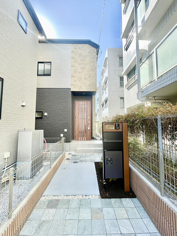 【2号棟:外観】「上質感を感じる、整ったエントランス。」宅配ボックス付きポストで、不在時の荷物受け取りも安心。