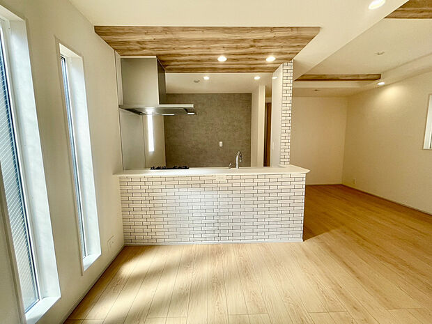 【2号棟:キッチン】「タイル調カウンターが映える、デザインキッチン。」リビングとつながる開放的なレイアウトで、家族の会話も自然に広がります。