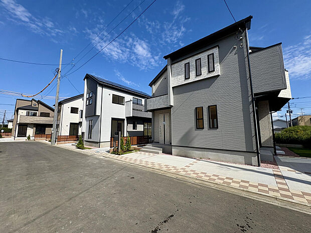 【前面道路含む外観写真（手前から34～38号棟）】　住宅ローン減税や固定資産税などの税制優遇を受けられる「長期優良住宅」です。耐震等級3を取得＆繰り返される地震に強い「制震ダンパー」を採用し、耐震性にも配慮しました。