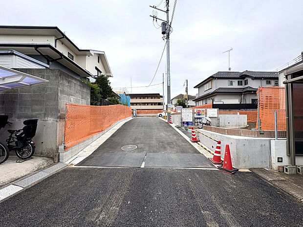 【前面道路含む現地写真】　全棟、土地面積118m2以上を確保しました。ゆとりある敷地を活かし、開放的な明るいLDKや豊富な収納スペースをご用意しております。