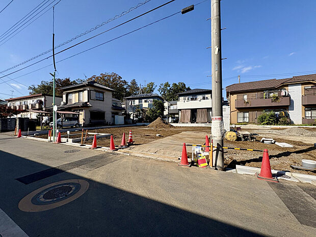 【現地土地写真】　土地面積123.45m2～123.46m2。敷地全体を有効活用できる整形の区画形状です。建ぺい率は40％、容積率は100％。建築可能な建物ボリュームなど、お気軽にお問い合わせください。
