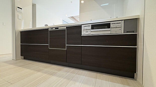 【キッチン（3号棟）/※同仕様参考】　トーンを抑えた重厚感のあるシステムキッチン。取り出しやすく、ラクに収納できるスライド式の収納スペースを備えています。