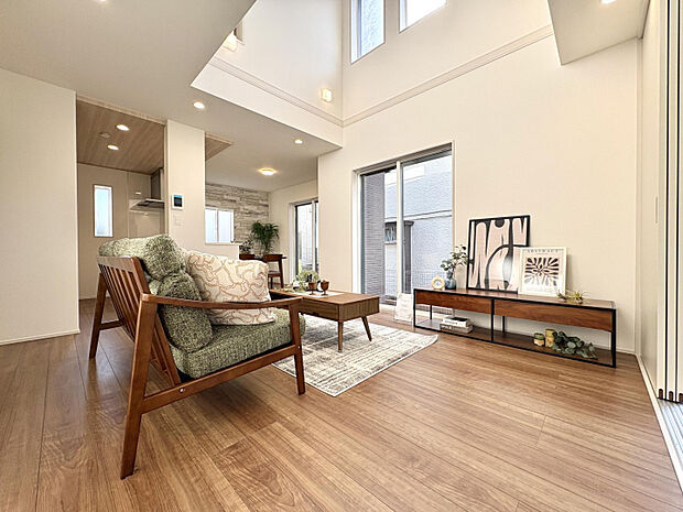 【1号棟/LDK（17.0帖）（家具付き販売ではございません。）】　南向きのLDKは、陽光が差し込み、明るく快適な空間が広がります。大きな家具も配置しやすいゆとりある広さ。ご家族でゆったりと団らんのひと時をお楽しみいただけます。