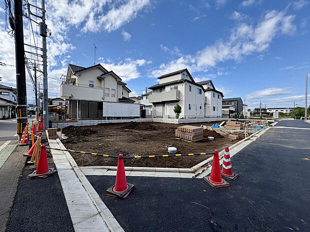 【外観写真】　太陽光パネルを搭載した、省エネ性能に優れた住まいです。環境にやさしく、光熱費の節約にもつながるため、エコな暮らしが叶います◎