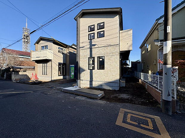 【外観写真】　太陽光パネル搭載物件！小屋裏収納付き「4LDK」の住まいです。LDKと和室を一体利用できる開放的な間取りに、室内随所に設けた収納スペースが魅力◎