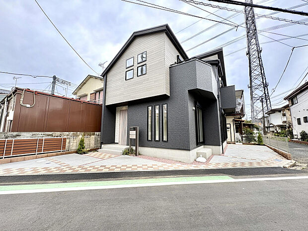 【現地外観写真】　南西・南東側が道路に面する、開放感溢れる立地。吹抜け仕様のLDKは陽光がたっぷり差し込み、心地よい空間でゆったりとお寛ぎいただけます。