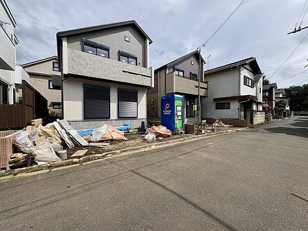 【外観写真】　西側幅員約5.0mの道路に面した整形地です。1台分のカースペース付き（車種による）。2部屋に跨るバルコニーを備えた、明るく開放感のある住まいです。