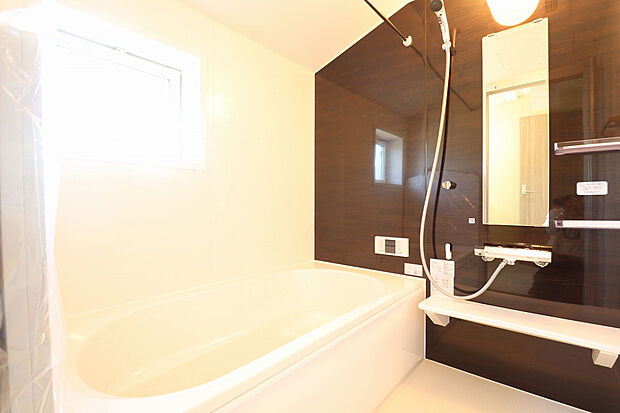 【【1号棟/浴室】】2階に位置する浴室は、窓付きで自然換気ができるため、ゆっくり長風呂を楽しむことができます。雨の日や花粉が多い時期に重宝する浴室乾燥機付きです。