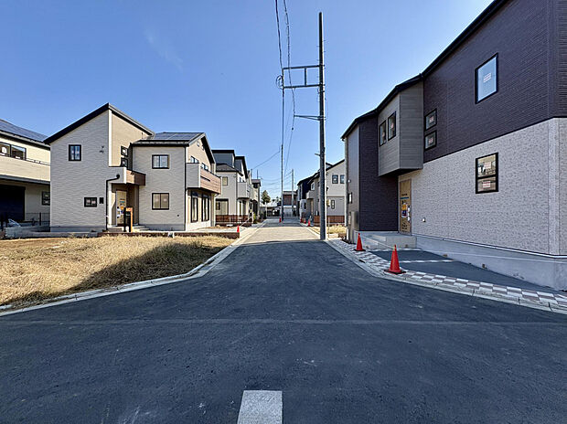 【【前面道路含む外観写真】】利便性がよく、暮らしやすい環境が魅力の東久留米市前沢エリア◎買い物施設や医療施設、郵便局など、生活に必要な施設がバランスよく点在しています。