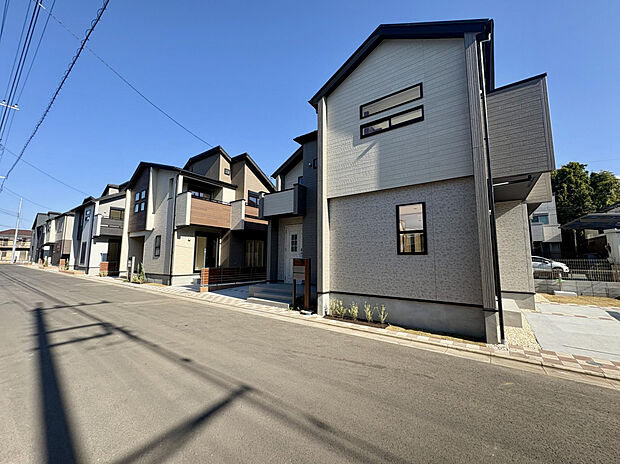 【【外観写真】】全棟2台分のカースペース付き（車種による）で豊かなカーライフも満喫できます。前面道路は凹凸が少ないアスファルト舗装済みで、お車の出入庫もスムーズです。