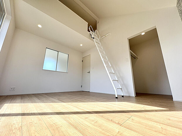 【【9号棟/洋室（7.78帖）】】ロフト＆WICを備えた収納豊富な洋室です。南向きバルコニーに面しており、陽光がたっぷり差し込みます。