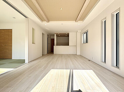 【2号棟/LDK(18.25帖)】