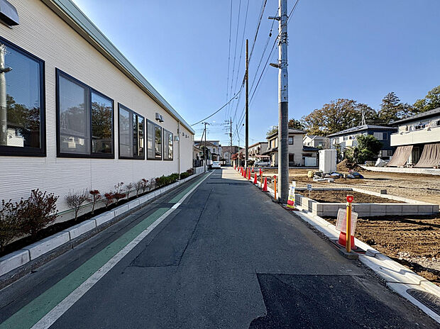 【【前面道路含む現地写真】】前面道路はアスファルト舗装されており、敷地と道路の高低差がほとんど無く、車の入出庫もスムーズに行えます。ぜひ、周辺環境とあわせて現地をご見学ください。