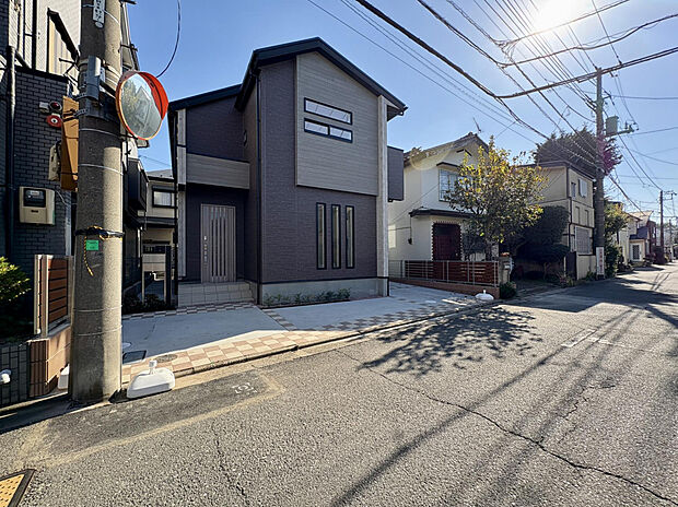 【【外観写真】】第一種低層住居専用地域に位置しており、周辺は住宅が建ち並ぶ落ち着いた住環境。公園まで徒歩1分と、子育て世帯にも嬉しい立地です。ぜひ現地をご見学ください。