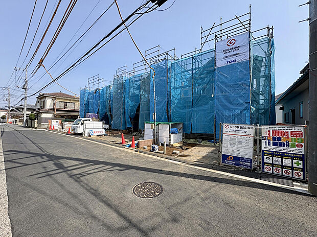 【【前面道路含む現地写真】】前面道路は、南西側幅員約5.0mです。教育施設やスーパー、市役所が徒歩14分圏内に揃う、暮らしに便利な住環境です。