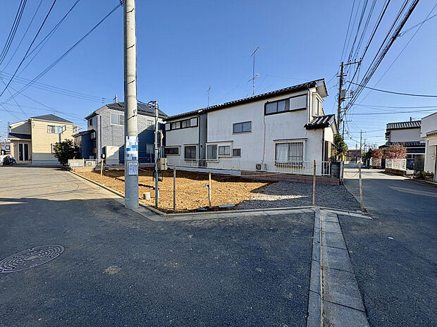 【【前面道路を含む現地写真】】前面道路は北側幅員約5.0m、西側幅員約4.5mです。敷地の形状に合わせた、明るく開放感ある「4LDK」の住まい。2台分のカースペース付きです（車種による）。