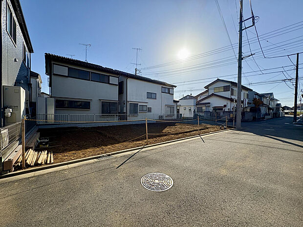 【【前面道路を含む現地写真】】前面道路はアスファルト舗装された平坦地。お車の出入庫や徒歩・自転車での移動もスムーズに行えます。