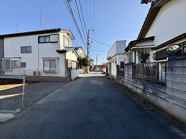 【【前面道路を含む現地写真】】住宅性能表示W取得＆耐震等級3取得の、永く快適に暮らせる住まい。省エネ性能に優れた太陽光パネルも搭載し、将来まで見据えた住まいをご提供します。