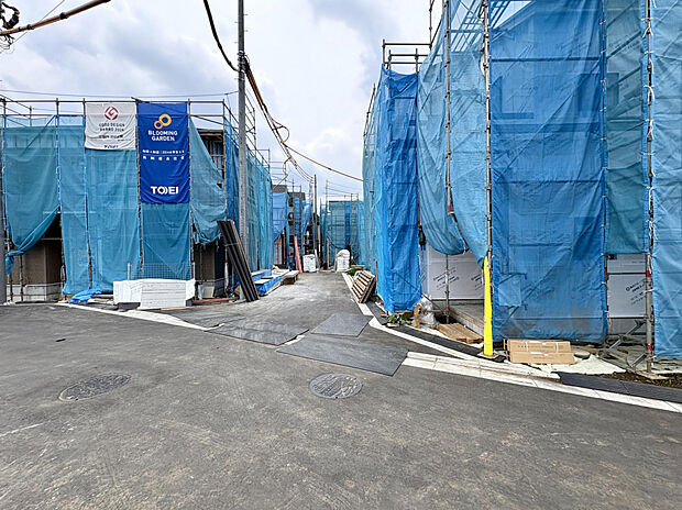 【【前面道路含む現地写真】】高い省エネ性能と耐久性を備えた「長期優良住宅」。太陽光パネルを搭載し、環境にも家計にもやさしい住まいです。