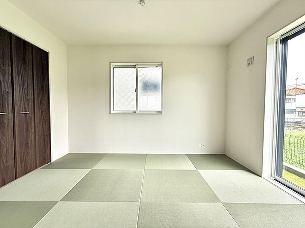 【【9号棟/和室（5.0帖）】】洋室仕様の縁なし畳を使用した和室。客間としてはもちろん、お子様のお昼寝スペースや家事室として利用可能です。LDKにつながる3枚戸を開放すれば、22.5帖の大空間に。