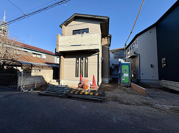 【【外観写真】】全居室南向き設計の明るい住まい。2台分のカースペース（車種による）を確保し、豊かなカーライフも満喫可能です。