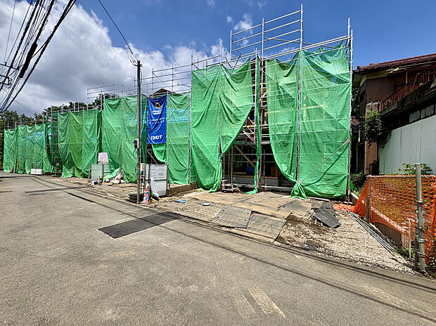 【【前面道路含む現地写真】】前面道路はアスファルト舗装済み。雨の日も足元が汚れにくく、歩きやすい環境です。お車の出入庫もスムーズに行えます。