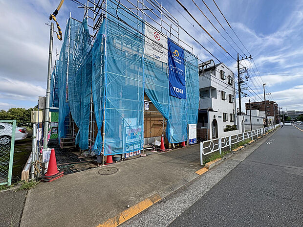 【【現地写真】】充実の設備が標準装備された、ZEH水準住宅。LD全体を見渡せる対面式キッチンには、食器洗乾燥機・浄水器型蛇口などを採用しています。ワークトップは人造大理石のため、傷や汚れに強い仕様です。