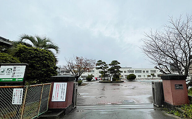 三輪中学校(約1,850m)