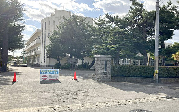 市立御免町小学校(約1,030m)