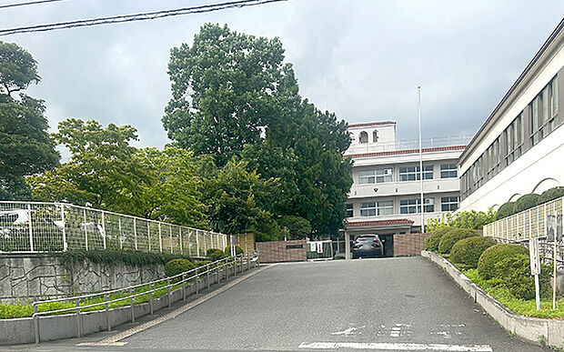 市立本町中学校(約1,850m)